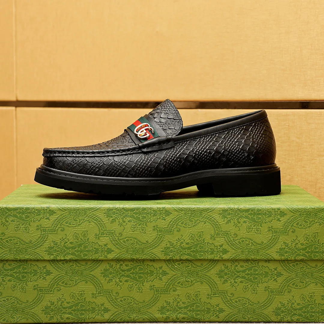 Men's shoes 💰520 💐 Product trademark: GUCCI "Gucci" casual leather shoes Regular size: 38-44 (45.46🉑️customized) Product materials: Selected imported first-layer calfskin embossed upper + classic hardware buckle, imported water-dyed cow leather lining. Strong three-dimensional visual effect, original outsole color: 1⃣️color optional